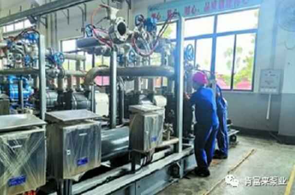 半岛官方网站·半岛在线网站-半岛(中国)生产线员工正在组装化工成套机组
