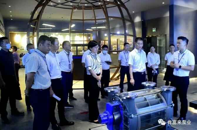 公司董事长、总经理陈迪(右一)向李军区长(右二)一行介绍半岛官方网站·半岛在线网站-半岛(中国)产品